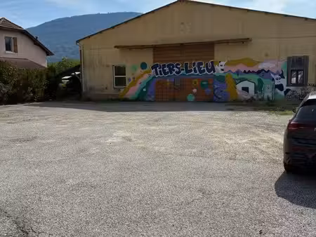hangar / local professionnel 500 m² – grand parking – grésivaudan