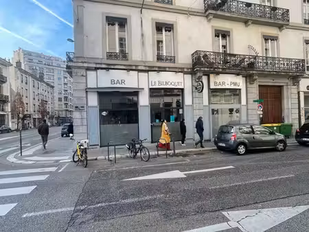 50m place de l’étoile bar 105m2 en angle emplacement n1 13ml de vitrines
