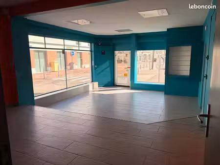 local commercial 60m2 place giraud