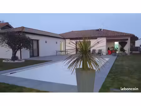 maison contemporaine de plain-pied   146 m2   piscine chauffée   terrain 970 m2