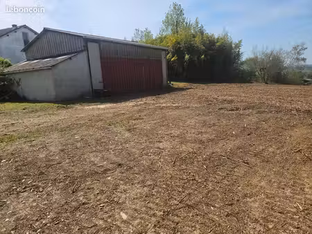 bâtiment à rénover – 3 800 m² de terrain – vue dégagée – puyoô