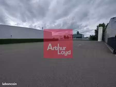 local d'activité 1 605 m²