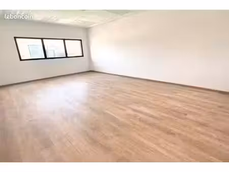 grand bureau lumineux de 42m2 tout inclus