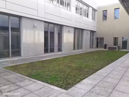 3 grands bureaux professionnels + salle de réunion