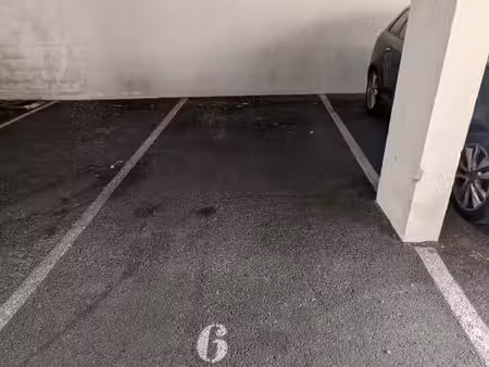 place de parking extérieur couverte et sécurisée