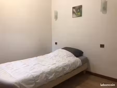 chambre meublée. tout compris dans petit immeuble