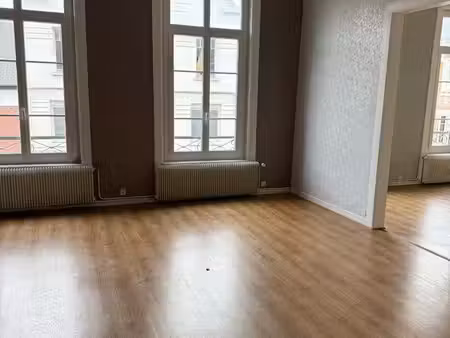 ? à louer – grand appartement en duplex – centre-ville de péronne
