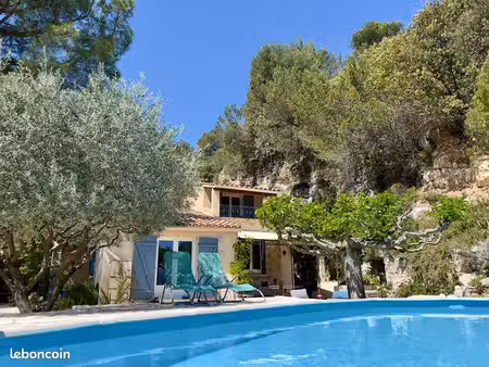 villa 114 m² avec piscine  studio indépendant et vue château