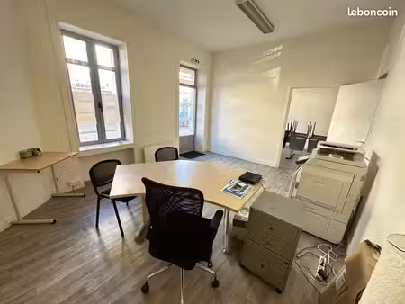 local professionnel 43 m² – centre-ville de bressuire – parking 70 places