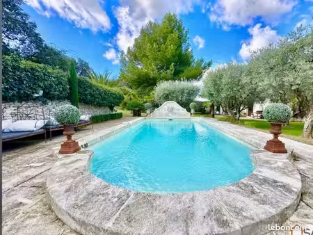« propriété de caractère au cœur du luberon – piscine  parc arboré et vue »