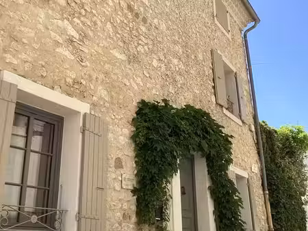 maison provençale en pierres avec sa tour atypique  l'ensemble exploité en meublé de touri