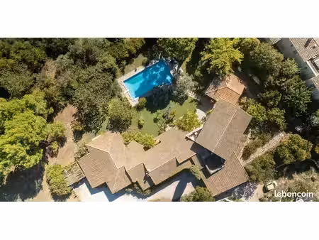 propriété 10 pièces 323 m²