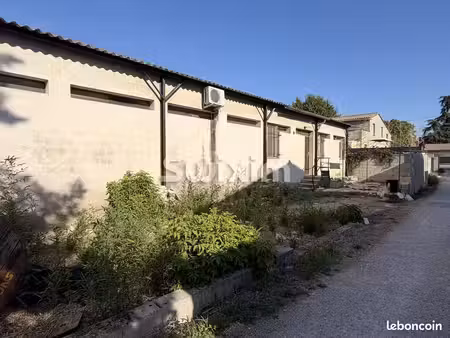local 107 m² orange