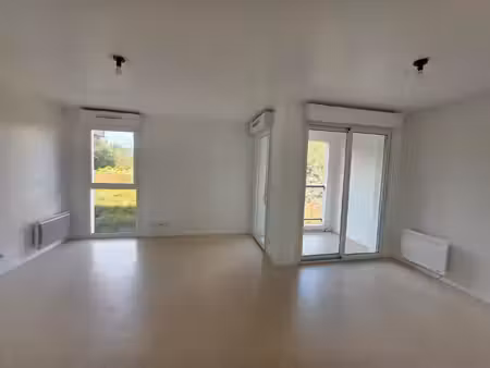 bel appartement lumineux avec une chambre et place de parking