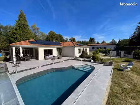 maison de plain pieds 185m2-4chambres-piscine-2500m2 terrain- 20min de limoges