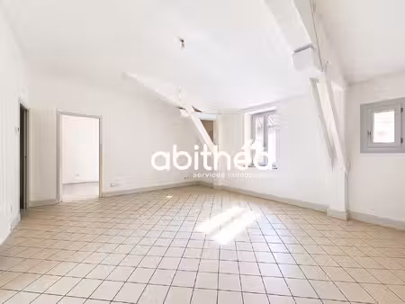 grand appartement t3 de 75 m2 en plein coeur historique avec