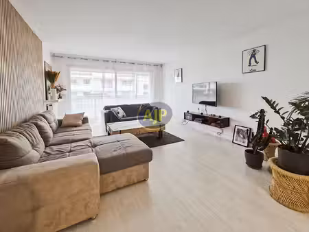 3 pièces avec balcon  cave et parking à louer vide - rue des meuniers - paris 12