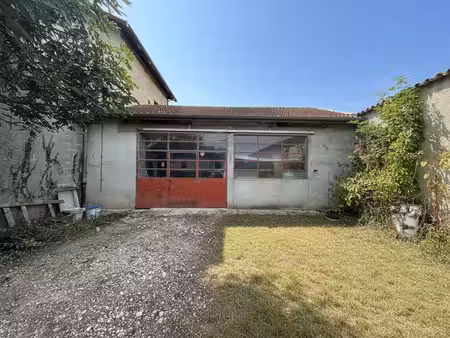 a louer en centre-ville : grand garage/espace de stockage