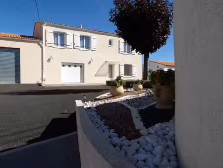 maison contemporaine avec piscine a débordement