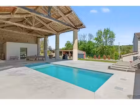 propriété d'exception avec piscine sur un domaine privé de