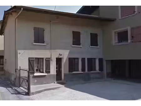 spacieuse maison de village avec grand garage à louer !