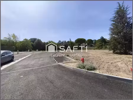 terrain constructible et viabilisé.