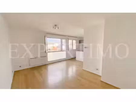 le chenay  rue de versailles  t1 de 31 m² en bon état  ascenseur.