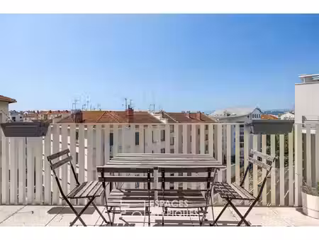 appartement contemporain avec vue dégagée  balcon et stationnement