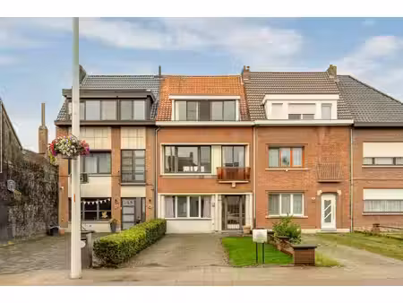 zeer ruime woning met oprit  garage  terras en grote tuin!