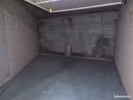 a louer - garage 19m² - hyeres centre