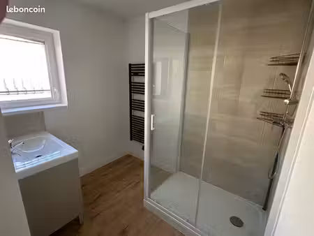 maison 2 chambres avec cour et dépendance