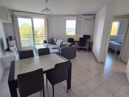 t2 meublé de 43 m² - terrasse - box - aix la duranne