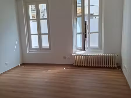 studio rez de chaussée centre ville saintes