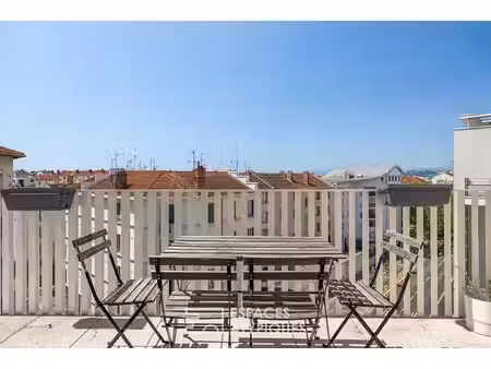 appartement contemporain avec vue dégagée  balcon et stationnement