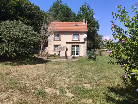 une maison lumineuse qui s'ouvre sur une campagne genereuse