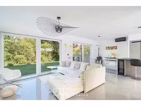maison contemporaine au bord de l'eau