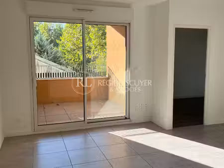 f2 rue hugues guerin lyon 8 a22