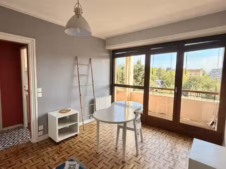 pau place peyroulet - appartement t1 meublé avec parking et cav