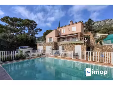 villa avec piscine à rénover
