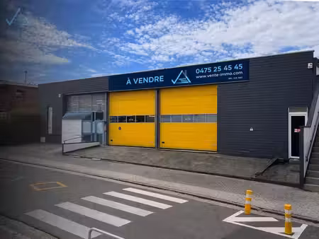 spacieux hangar de 400 m² aux multiples possibilités