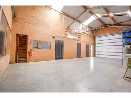 ruime loods met kantoor ruimte (249m²) te maldegem