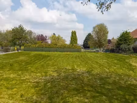 à vendre : terrain à bâtir pour une maison semi-mitoyenne.