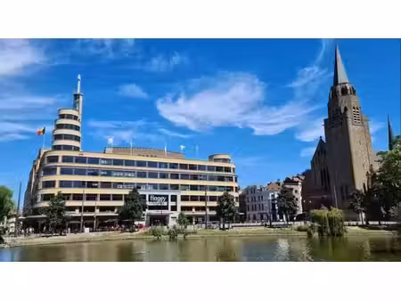 quartier flagey - restaurant de coin avec une facade de 16m