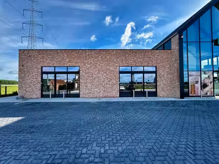 idéalement située  surface commerciale de +/- 143 m²