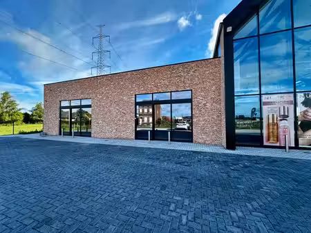 idéalement située  surface commerciale de +/- 157 m²