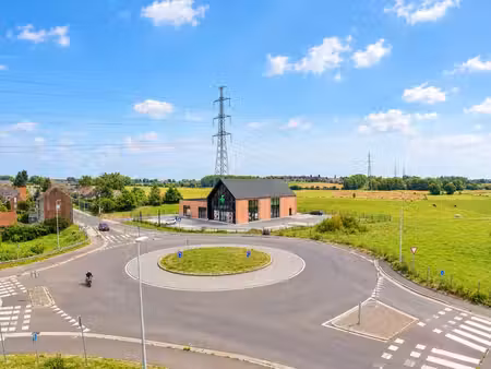 idéalement située  surface commerciale de + de 300 m² !
