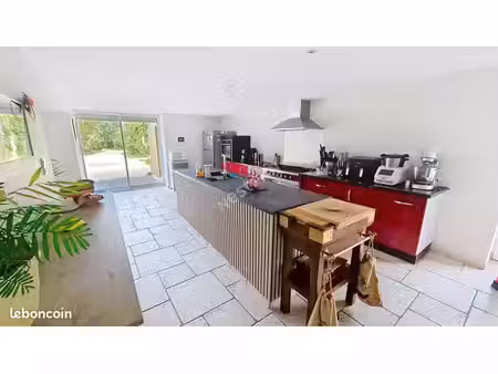 propriété 7 pièces 203 m²