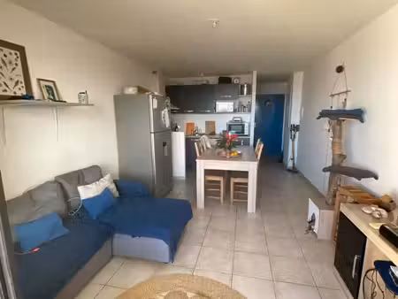à louer – grand f2 duplex meublé – sainte-clotilde