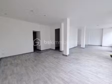 local commercial de 61 21 m² à plumergat