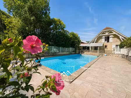 pau (64) – à vendre - maison familiale de 213 m² - 5 chambres  bureau et piscine